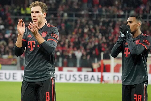 Leon Goretzka und Ryan Gravenberch stehen nebeneinander und klatschen in die Hände.