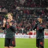 Leon Goretzka und Ryan Gravenberch stehen nebeneinander und klatschen in die Hände.