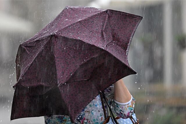 Frau mit Regenschirm