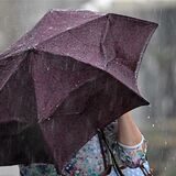 Frau mit Regenschirm