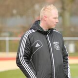 Sascha Dupke steht an der Seitenlinie