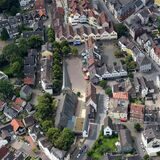 So sah der Marktplatz um 2016 aus. Unser Fotograf Oskar Neubauer hatte ihn damals vom Flugzeug aus fotografiert. Sowohl danach, vor allem aber davor hat sich einiges dort verändert,