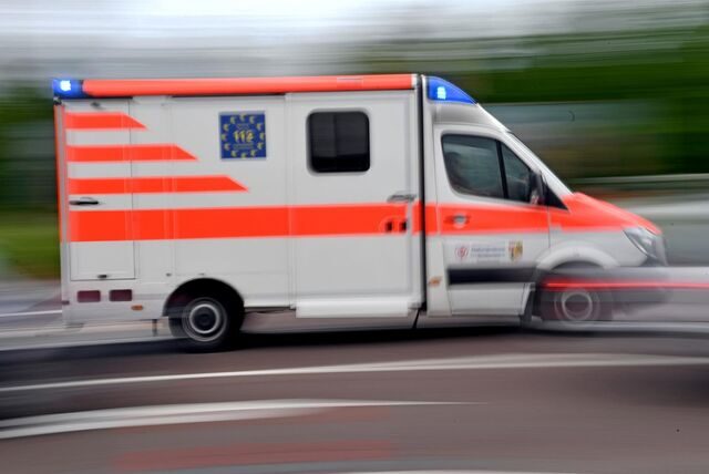 Auf der Rhynerner Straße in Bönen kam es zu einem Missverständnis zwischen einen Krankentransport einem LKW, der zur Kollision führte. Fünf Menschen mussten ins Krankenhaus. (Symbolbild)