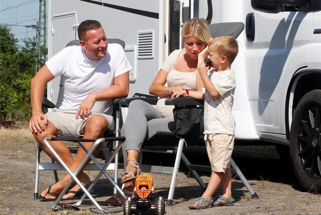 Die Bochumer Familie „Illo“, „Mops“ und der vierjähige Sohn (v.l) erzählen von ihren Erlebnissen mit dem Wohnmobil durch ganz Europa.