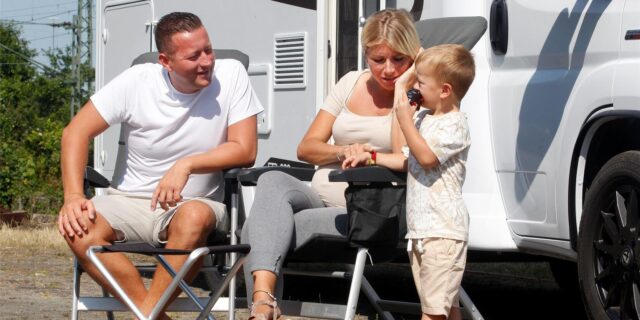 Die Bochumer Familie „Illo“, „Mops“ und der vierjähige Sohn (v.l) erzählen von ihren Erlebnissen mit dem Wohnmobil durch ganz Europa.