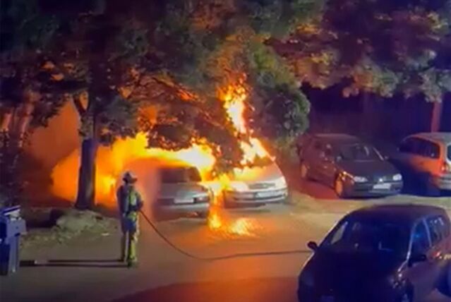 Am Hirtenweg in Lünen haben am Sonntag (18. Juni) zwei Autos gebrannt.