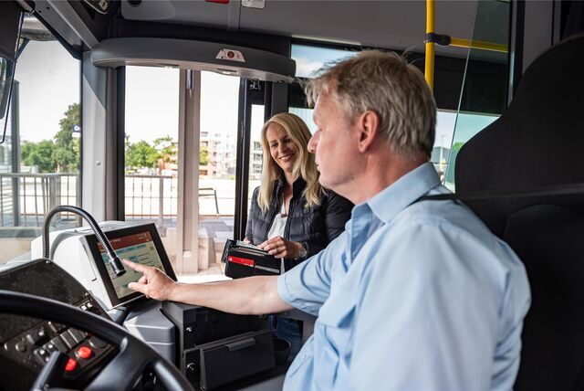 Busfahrer spricht mit Fahrgast.