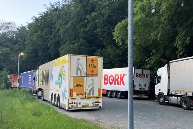 Mehrere Lkw stehen auf einem Parkplatz an der B236 im Bereich des Freischütz zwischen Dortmund und Schwerte.