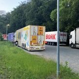 Mehrere Lkw stehen auf einem Parkplatz an der B236 im Bereich des Freischütz zwischen Dortmund und Schwerte.