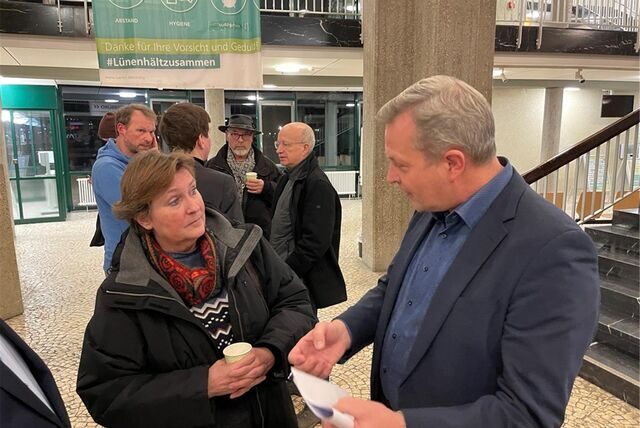 Marina Lorson, Mitinitiatorin der Bürgerinitiative und hier im Gespräch mit Lünens Bürgermeister Jürgen Kleine Frauns, freut sich, dass die Klage gegen den Bürgerentscheid nun vor Gericht verhandelt wird.