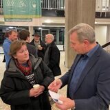 Marina Lorson, Mitinitiatorin der Bürgerinitiative und hier im Gespräch mit Lünens Bürgermeister Jürgen Kleine Frauns, freut sich, dass die Klage gegen den Bürgerentscheid nun vor Gericht verhandelt wird.
