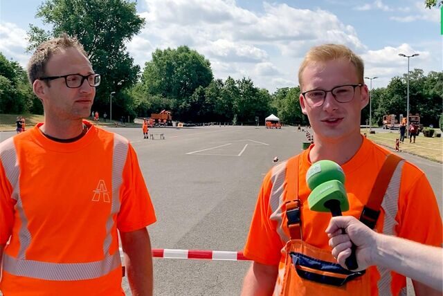 Philipp Neuhaus (r.) und Steffen Prenger (l.) von der Autobahnmeisterei Kamen haben sich als beste Schneepflugfahrer der Autobahn in Recklinghausen für die Deutsche Meisterschaft in Koblenz qualifiziert.