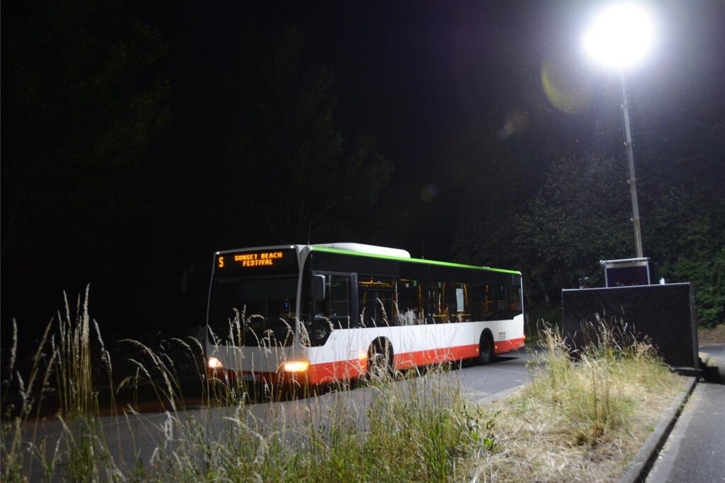 Pendelbusse fahren den ganzen Tag zwischen dem Halterner Bahnhof und dem Festivalgelände hin und her. Pendelbusse fahren den ganzen Tag zwischen dem Halterner Bahnhof und dem Festivalgelände hin und her.