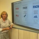 Geschäftsführerin Adelheid Hauschopp-Francke vor einem Organigramm mit den drei RCS-Firmen. Seit längerem ist eine Expansion der Firma geplant.