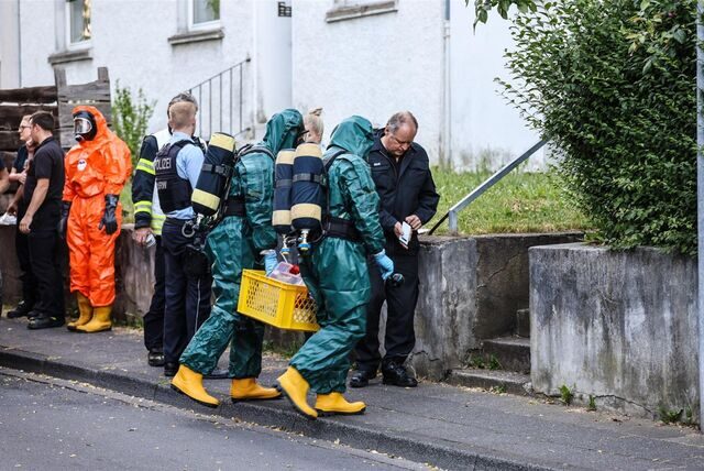 Dortmunder Spezialisten in Kontaminationsschutzanzügen waren nach dem Angriff in Hagen auf Spurensuche.