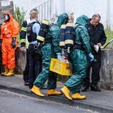 Dortmunder Spezialisten in Kontaminationsschutzanzügen waren nach dem Angriff in Hagen auf Spurensuche.