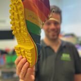 „Es geht bergauf“ nennt Arne Steinbrink mit einem Augenzwinkern seinen Schuh – weil der Absatz vorne ist.