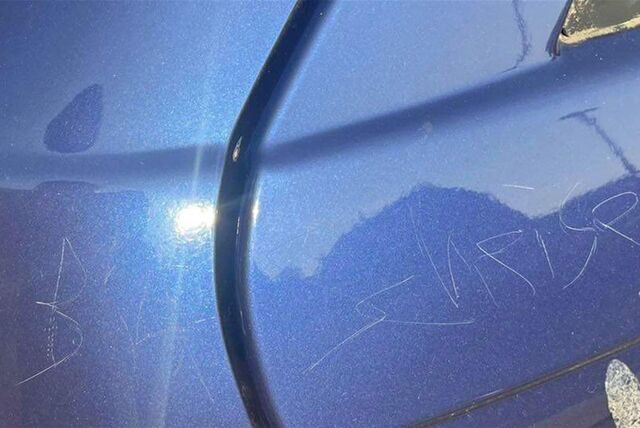 „Ich bin scheise“ haben die Unbekannten hinten auf den Wagen der Eltern von Carina Gall in den Lack gekratzt.
