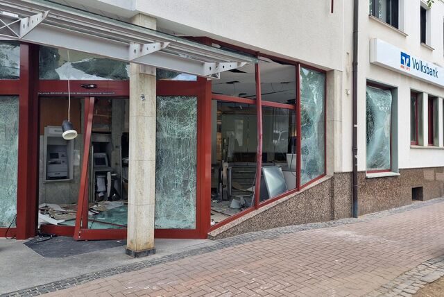 Nach der schweren Explosion am Montag herrscht in der Volksbank-Filiale in Wickede immer noch ein Notbetrieb.
