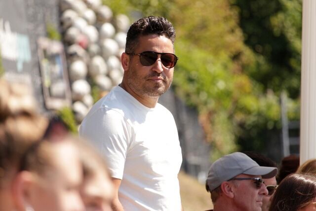 Kurtulus Öztürk steht coolhaft mit Sonnenbrille an einem Sportplatz in Königsborn.