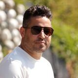 Kurtulus Öztürk steht coolhaft mit Sonnenbrille an einem Sportplatz in Königsborn.