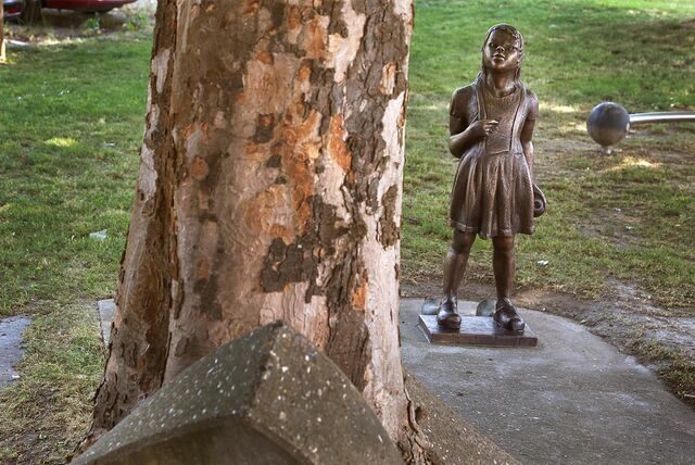 So sieht das neue „Kind mit Baum“ in Heeren-Werve unverhüllt aus. 