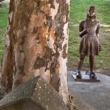 So sieht das neue „Kind mit Baum“ in Heeren-Werve unverhüllt aus. 