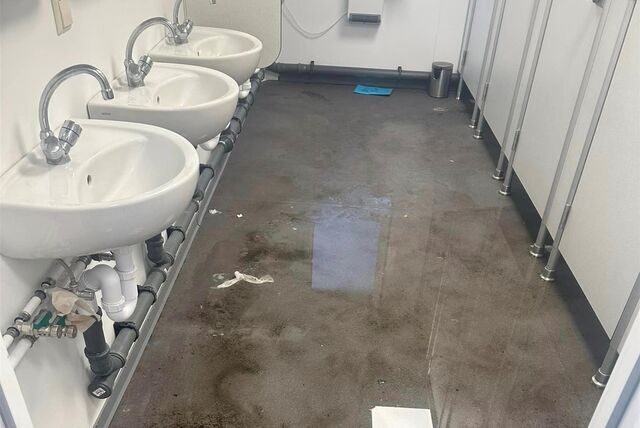 Bedenkliche Zustände im Sanitärbereich: Das Leben in der Flüchtlingsunterkunft in Bork ist für viele Bewohner kaum zu ertragen.