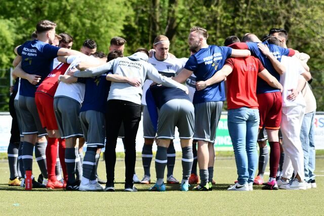 Die Mannschaft des Werner SC steht im Kreis zusammen.