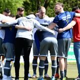 Die Mannschaft des Werner SC steht im Kreis zusammen.