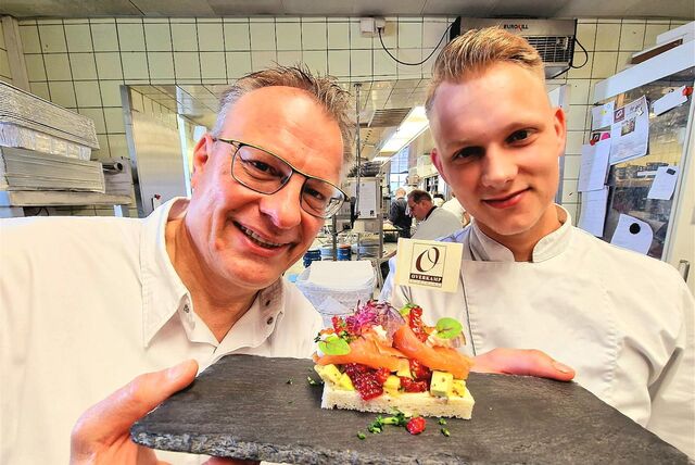 Da möchte man doch gleich reinbeißen: Ein Pincho auf westfälische Art, malerisch dekoriert, mit Lachs, Avocado und Beeren. Pinchos gehören zu den Tapas. Hier serviert von Günther Overkamp und Marc Todtschinder, Commis de cuisine für die Abteilung kalte Küche.
