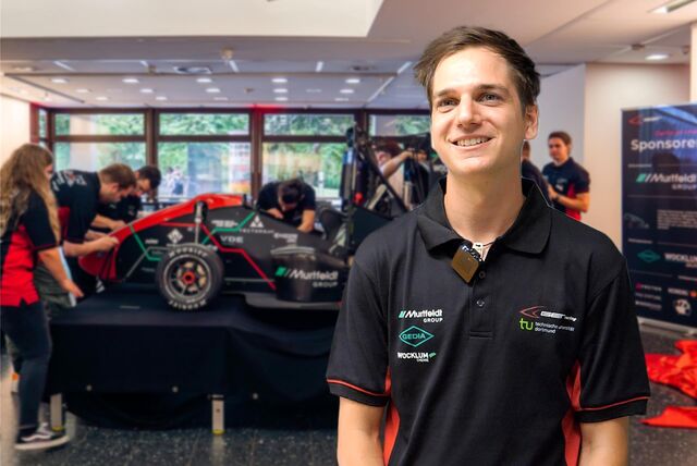 Fotomontage des Teamleiters Thilo Krötz mit dem Get Racing Team im Hintergrund.