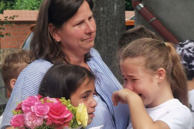 Tränen, Umarmungen und ein Gänsehaut-Lied: Der Abschied von ihrer Lehrerin fällt den Mörike-Kindern sichtlich schwer.