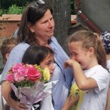 Tränen, Umarmungen und ein Gänsehaut-Lied: Der Abschied von ihrer Lehrerin fällt den Mörike-Kindern sichtlich schwer.