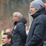 Cheftrainer Axel Schmeing (r.) und sein Co Florian Bartel blicken auf das Spielfeld.