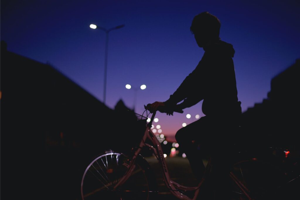 fahrradfahrer fährt nachts durch die stadt fahrradfahrer fährt nachts durch die stadt