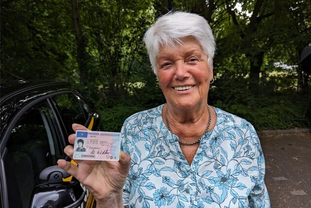 Waltraud Köhler (82) hat ihren Führerschein vor knapp 60 Jahren gemacht und lässt nun ihr fahrerisches Können überprüfen.