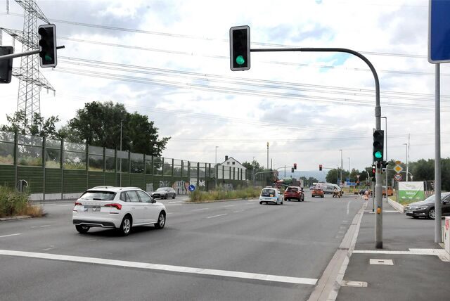 Welche der fünf Spuren ist die richtige? Die Fahrbahn-Markierungen fehlen immer noch auf der verbreiterten B236 vor dem Gartencenter Augsburg.