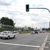 Welche der fünf Spuren ist die richtige? Die Fahrbahn-Markierungen fehlen immer noch auf der verbreiterten B236 vor dem Gartencenter Augsburg.