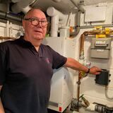 Klaus Buhle (75) aus Schwerte in seinem Keller. Hier liegt sein Glasfaser-Anschluss. Weil er den Vertrag bei Elementmedia gekündigt hat, muss er wieder auf seine alten Kupferleitungen umschwenken. Das ärgert ihn.