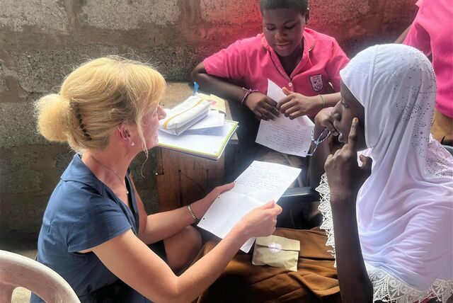 Cornelia Hohmann mit Kindern und Jugendlichen der Jerremite International School in Ghanas Hauptstadt Accra.