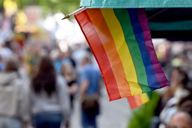 Regenbogenflaggen sind an einem Marktstand angebracht