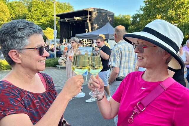 Ein erfrischendes Konzert in jeder Hinsicht: Birgit Hielscher (l.), besuchte die Kamen Klassik zum zweiten Mal – Martina Bolle aus Bergkamen war sogar bei jedem Konzert dabei.