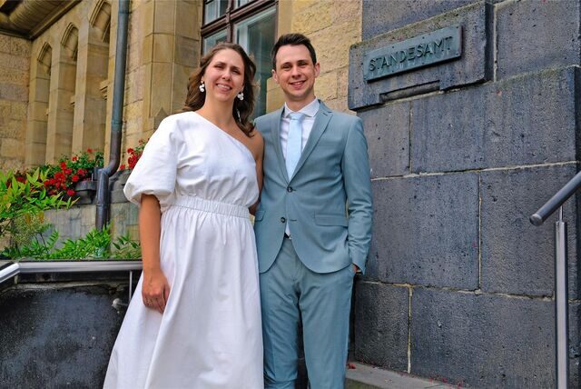Brautpaar Lisa Wagner und Florian Jansen vorm Recklinghäuser Standesamt.
