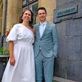 Brautpaar Lisa Wagner und Florian Jansen vorm Recklinghäuser Standesamt.