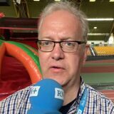 Oliver Volmerich berichtet live von der Eröffnung der Kinderferienparty in der Helmut-Körnig-Halle