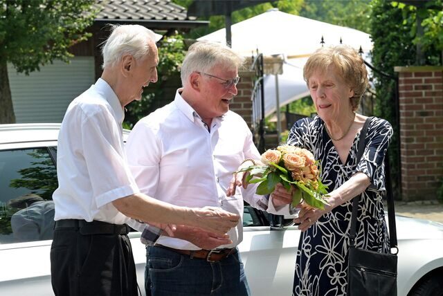 Der Chauffeur Josef Lunemann hatte den Wagen mit einem Blumenbouquet geschmückt, das er nach der Tour Monika und Manfred Reichelt überreichte.