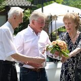 Der Chauffeur Josef Lunemann hatte den Wagen mit einem Blumenbouquet geschmückt, das er nach der Tour Monika und Manfred Reichelt überreichte.