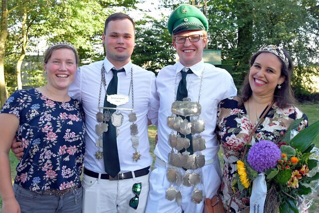 Das „kleine“ Königspaar (v. l.) Theresa Wesselmann und Dominik Krieter mit dem Jubiläums-Königspaar Tobias Großerichter und Tayana Carvalho der Horner Schützen im Jahre 2019.