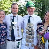 Das „kleine“ Königspaar (v. l.) Theresa Wesselmann und Dominik Krieter mit dem Jubiläums-Königspaar Tobias Großerichter und Tayana Carvalho der Horner Schützen im Jahre 2019.